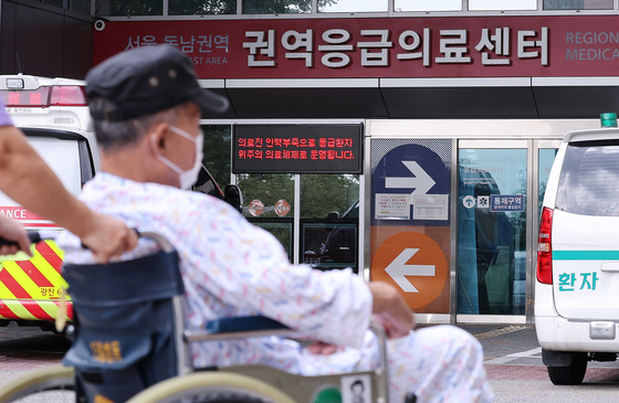 19일 서울의 한 대학병원 응급실 앞으로 환자가 지나가고 있다. 뉴스1