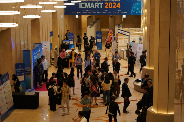 ICMART 2024 국제학술대회 참가자들이 부스 전시관을 둘러 보고 있다. 사진 제공=대한한의학회