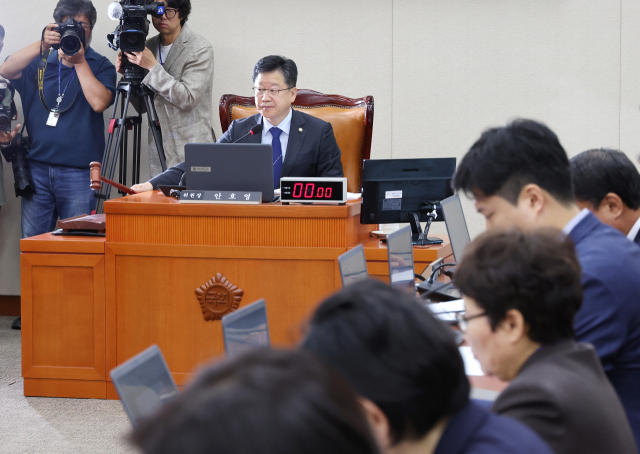 30일 오전 열린 국회 환경노동위원회 전체회의에서 더불어민주당 소속 안호영 위원장이 의사봉을 두드리고 있다. 연합뉴스