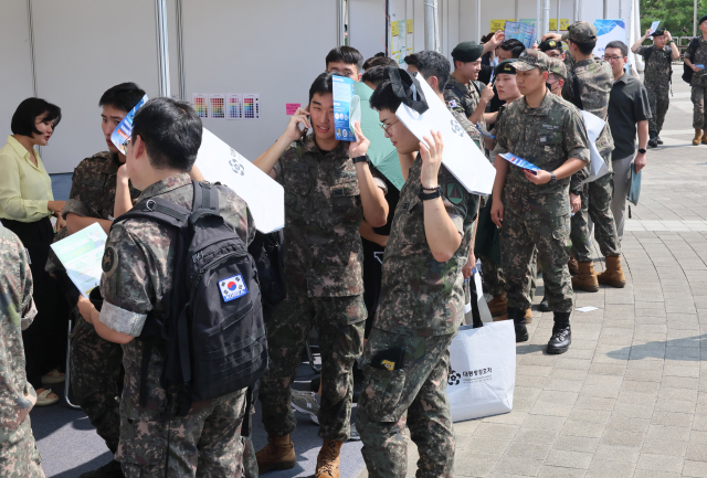 이달 10일 서울 용산구 전쟁기념관 평화의광장에서 열린 2024 제대군인 취·창업박람회에서 장병들이 줄을 서 있다. 연합뉴스