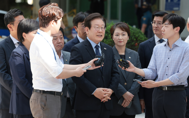 이재명 더불어민주당 대표가 30일 서울 서초구 서울중앙지법에서 열린 위증교사 혐의 관련 1심 결심공판에 출석하며 취재진 질문에 답하고 있다. 연합뉴스