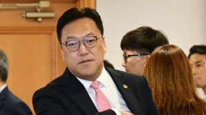 금융지주회장 간담회 입장하는 김병환 금융위원장