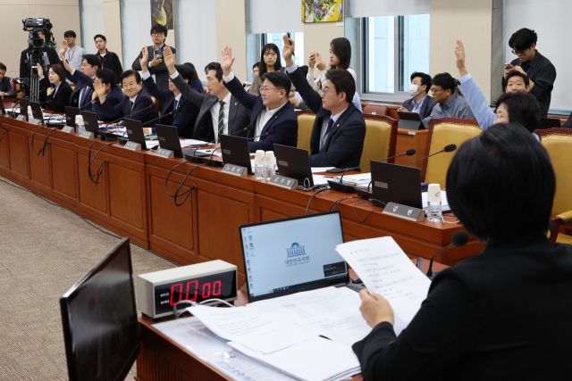 30일국회에서 열린 과학기술정보방송통신위원회 전체회의에서 최민희 위원장과 야당 위원들이 국정감사 증인출석 요구 변경의 건에 대해 찬성 표결하고 있다. 연합뉴스