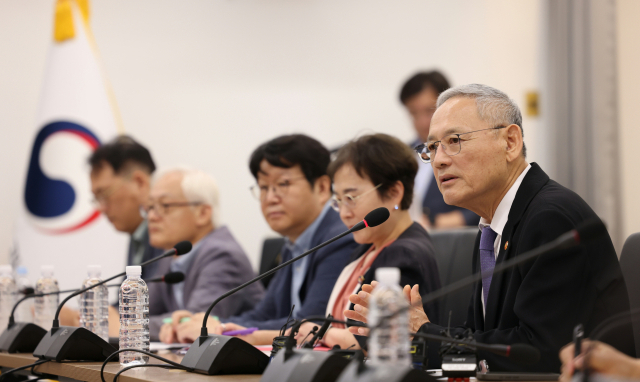 유인촌 문화체육관광부 장관이 30일 서울 종로구 국립현대미술관 서울관에서 정례 기자브리핑을 열고 ‘2024 한글주간(10.4~10)’을 맞아 우리 일상 속 언어문화를 개선 방안을 발표한 뒤 취재진의 질문에 답변하고 있다. 사진 제공=문체부