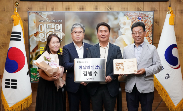 임상섭(왼쪽 두번째) 산림청장이 김병수(″세번째) 대표 및 김 대표의 가족들과 함께 기념촬영을 하고 있다. 사진제공=산림청