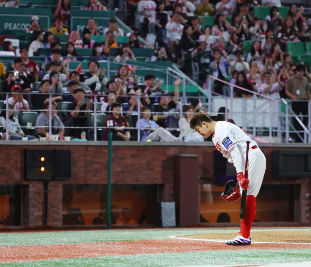 30일 오후 인천 SSG랜더스필드에서 열린 2024 프로야구 KBO리그 키움 히어로즈와 SSG 랜더스의 경기에서 8회 말 1사 상황 대타 SSG 추신수가 타석에 들어서며 관중들에게 인사를 하고 있다. 연합뉴스