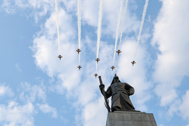 文 없앤 軍 시가행진 尹 2년 연속…오후 4시 광화문에 ‘F-35’ 뜨고, ‘현무-5’ 지나간다[이현호 기자의 밀리터리!톡]