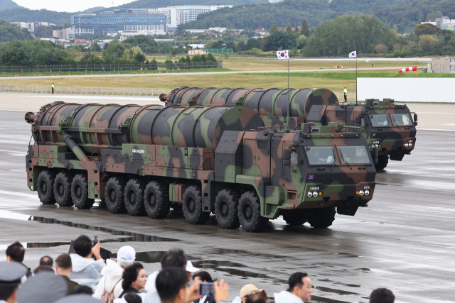 文 없앤 軍 시가행진 尹 2년 연속…오후 4시 광화문에 ‘F-35’ 뜨고, ‘현무-5’ 지나간다[이현호 기자의 밀리터리!톡]