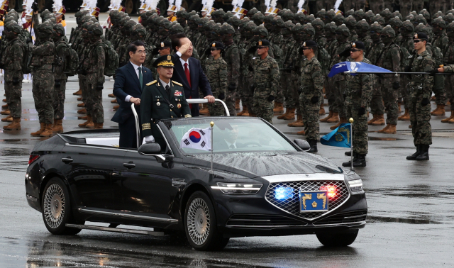 윤석열 대통령이 1일 성남 서울공항에서 열린 건군 76주년 국군의날 기념식에서 김용현 국방부 장관과 함께 국군 부대를 사열하고 있다. 성남=연합뉴스