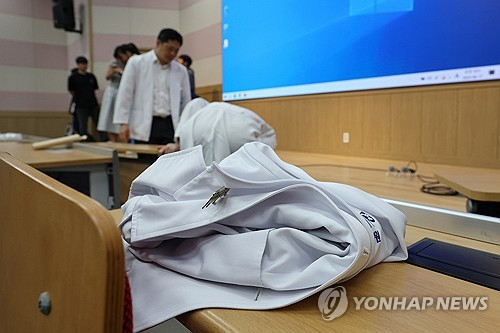 정부 '동맹 휴학 불가' 방침에도…서울대 의대, 학생들 1학기 휴학 승인