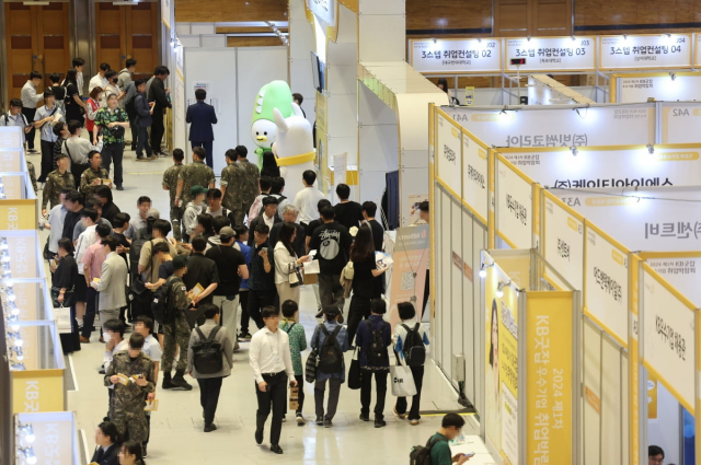 서울 강남구 코엑스에서 열린 한 취업 박람회의 모습. 연합뉴스