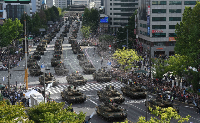 건군 76주년 국군의 날인 1일 서울 광화문 일대 세종대로에서 육·해·공군 병력이 시가행진하고 있다. 조태형 기자 2024.10.01