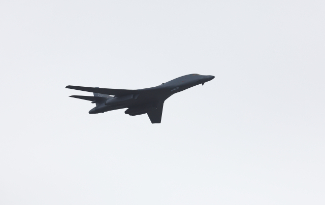 미국의 전략폭격기 B-1B 랜서가 1일 건군 76주년 국군의 날 기념식에서 서울 상공을 비행하고 있다. 연합뉴스