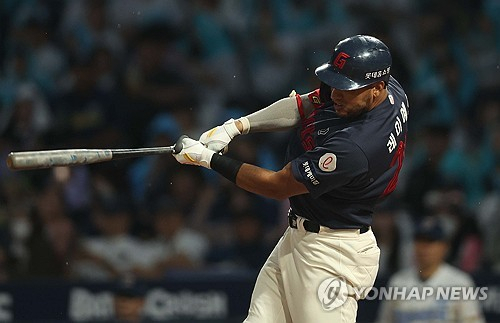 1일 경남 창원NC파크에서 열린 2024 KBO 리그 롯데 자이언츠 대 NC 다이노스 경기. 5회 초 2사 2루 상황 롯데 1번 빅터 레이예스가 안타를 치고 있다. 이 안타는 201안타로 단일 시즌 KBO 최다 안타 타이기록이다.연합뉴스