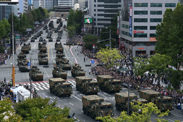 건군 76주년 국군의 날인 1일 서울 광화문 일대 세종대로에서 육·해·공군 병력이 시가행진하고 있다. 조태형 기자