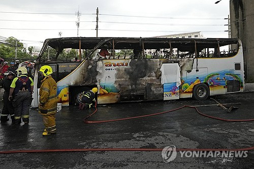 1일(현지시간) 태국 방콕 인근 고속도로를 달리던 수학여행 버스에 불이 나 학생·교사 등 25명이 사망한 것으로 보인다고 태국 정부가 밝혔다. AP연합뉴스