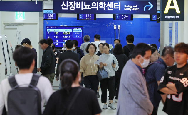 1일 서울의 한 대학병원을 찾은 내원객들이 진료를 위해 이동하고 있다. 뉴스1