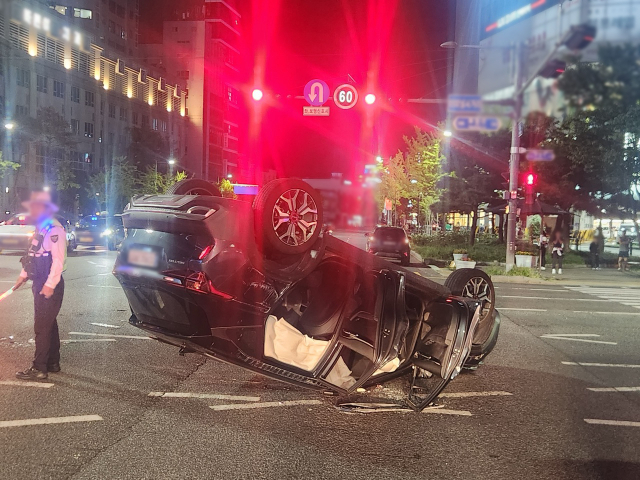 지난 1일 울산시 남구 삼산동의 한 교차로에 음주운전으로 사고난 차량이 뒤짚어져 있다. 사진제공=울산경찰청