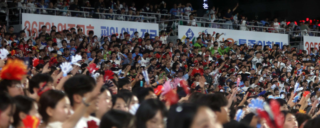 1일 경남 창원NC파크에서 열린 2024 KBO 리그 롯데 자이언츠 대 NC 다이노스 경기에서 팬들이 응원을 하고 있다. 연합뉴스