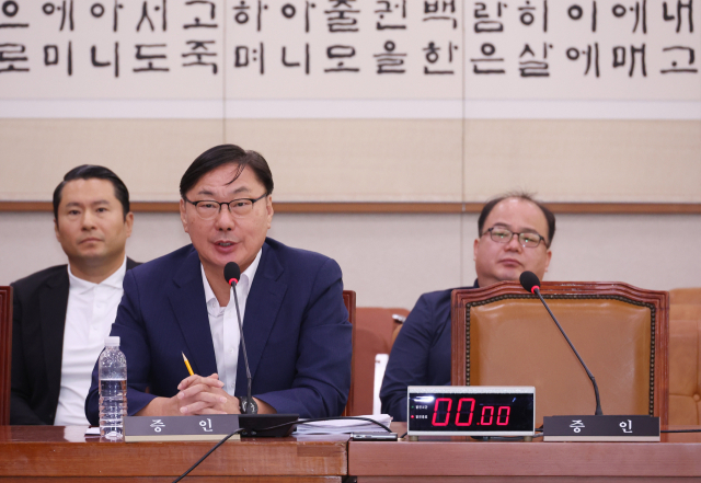 이화영 전 경기 부지사가 2일 국회 법제사법위원회에서 열린 박상용 수원지검 부부장에 대한 '탄핵소추 사건 조사' 청문회에서 질의에 답하고 있다. 탄핵소추 당사자이자 증인인 박 검사의 자리는 비어있다. 연합뉴스