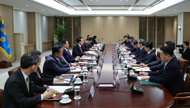 尹 '중동 사태, 우리 국민 철수 수송기 즉각 투입' 지시