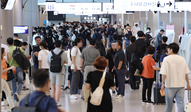 30일 오전 서울 강서구 김포공항 국내선 청사가 징검다리연휴를 맞아 여행을 떠나는 여행객들로 북적이고 있다. 뉴스1