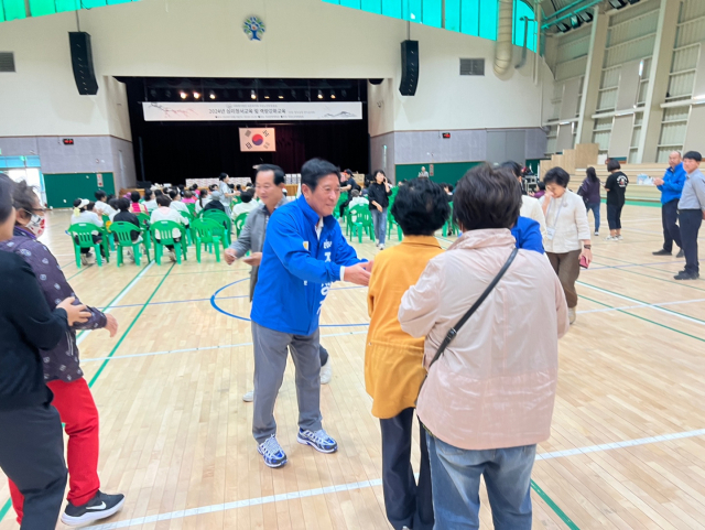 조상래 더불어민주당 곡성군수 후보가 2일 전남 곡성군 곡성문화체육관에서 열린 노인돌봄체육대회에서 군민들과 인사를 나누고 있다. 사진 제공=조상래 후보 캠프