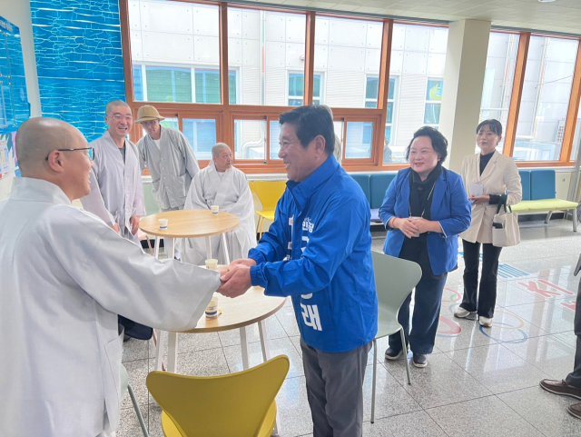 조상래 더불어민주당 곡성군수 후보가 2일 전남 곡성군 곡성문화체육관에서 열린 노인돌봄체육대회에서 군민들과 인사를 나누고 있다. 사진 제공=조상래 후보 캠프