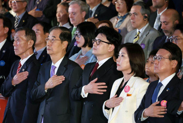 한덕수 국무총리(앞줄 왼쪽 두번째부터)와 한동훈 국민의힘 대표, 허은아 개혁신당 대표가 3일 서울 종로구 세종문화회관 대극장에서 열린 제4356주년 개천절 경축식에서 국민의례를 하고 있다. 연합뉴스