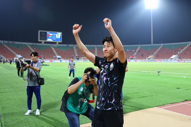 지난달 10일 월드컵 3차 예선 오만전 승리 뒤 팬들에게 인사하는 손흥민. 연합뉴스