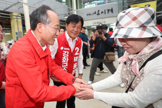 추경호(왼쪽) 국민의힘 원내대표가 3일 오후 2024 하반기 재·보궐선거 강화군수에 출마한 박영철 후보 지원을 위해 인천시 강화군 강화풍물시장을 찾아 박 후보와 함께 상인들과 대화하고 있다. 뉴스1