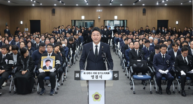 3일 경기도의회 대회의실에서 고(故) 김판수 의원의 경기도의회장이 치러지고 있는 가운데 김진수 도의회 의장이 고인을 추모하고 있다. 사진 제공 = 경기도의회