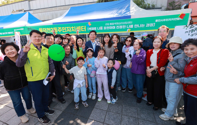 이상일 용인시장(가운데) 3일 용인시 기흥구 동백동 동백호수공원에서 열린 ‘시민과 함께 하는 2024년 용인시 주민자치박람회’에 참석해 각 읍면동 부스를 찾아 시민들을 격려하고 있다. 사진 제공 = 용인시