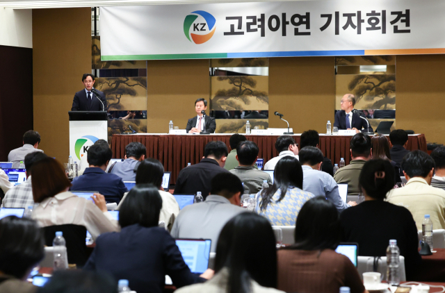 최윤범 고려아연 회장이 2일 오후 서울 용산구 그랜드하얏트 호텔에서 열린 고려아연 기자회견에 참석해 발언하고 있다. 연합뉴스