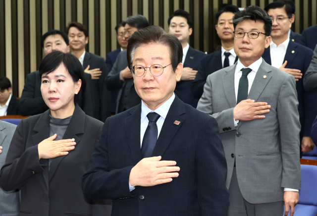 이재명 더불어민주당 대표를 비롯한 의원들이 4일 오전 서울 여의도 국회에서 열린 의원총회에서 국민의례를 하고 있다. 뉴스1