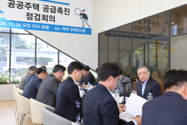 이한준(가운데) LH 사장이 4일 파주운정3 A20블록 견본주택 전시관에서 진행된 공공주택 공급촉진 점검회의에서 발언을 하고 있다. 사진제공=LH