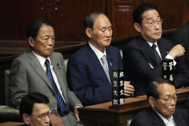 이시바 시게루 총리는 자민당 내에서 지지 기반이 약한 인사다. 지난달 27일 자민당 총재 선거 결선에서도 기시다 후미오(오른쪽) 전 총리를 중심으로 한 옛 기시다파와 스가 요시히데(가운데) 전 총리를 따르는 비주류·무파벌 인사들이 지지한 덕에 다카이치 사나에 전 경제안보담당상에 역전승리했다. 아소 다로(왼쪽) 전 총리가 이끄는 아소파와 과거 주류 세력이던 옛 아베파의 지원을 받은 다카이치는 비록 낙선했지만, 이시바 총리와의 표차는 20여표였다./AP연합뉴스