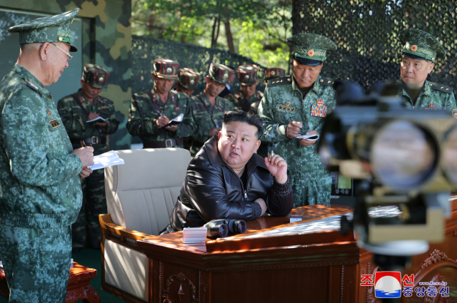 김정은 북한 국무위원장이 이달 2일 특수작전부대 훈련기지를 찾아 간부들에게 지시하고 있다. 연합뉴스