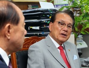"노인복지당 뽑아달라" 대한노인회장, 동생 소속 정당 선거운동 혐의 송치