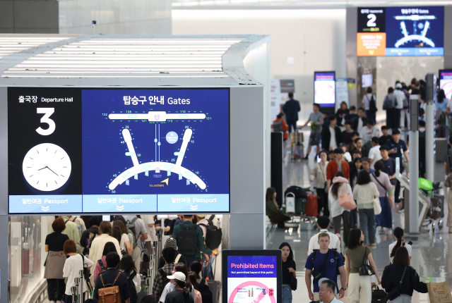 임시공휴일로 지정된 국군의 날과 개천절을 포함한 징검다리 연휴를 앞둔 27일 오전 인천 영종도 인천국제공항 제1여객터미널이 여행객 등으로 붐비고 있다. 연합뉴스