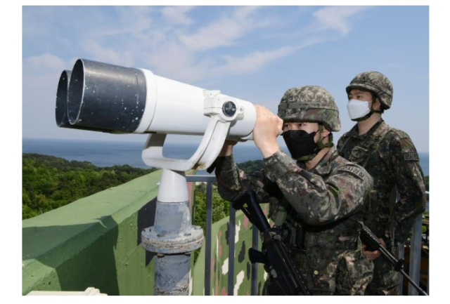 108조기경보전대 소속 해상전탐감시대 장병들이 감시 임무를 수행하고 있다. 사진 제공=해군