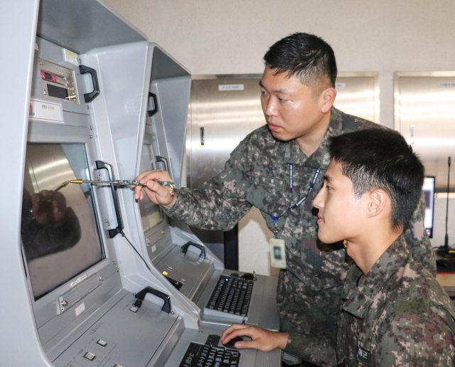 해군 제1함대사령부 108조기경보전대 소속 해상전탐감시대 장병들이 감시 임무를 수행하고 있다. 사진 제공=해군