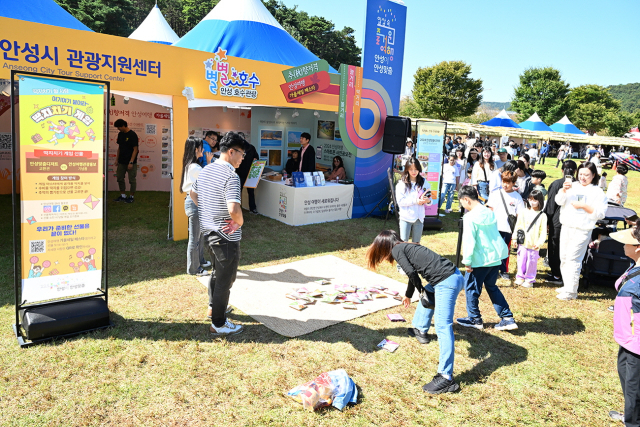 지난 4일 오후 안성맞춤 남사당 바우덕이 축제를 찾은 시민들이 체험활동을 하고 있다. 사진 제공 = 안성시