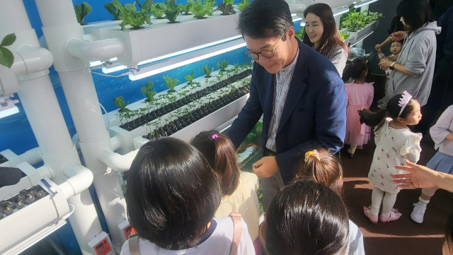 정원오(가운데) 성동구청장이 성동아쿠아포닉스 체험관에서 아이들과 작물 재배에 관해 이야기하고 있다. 성동구 제공