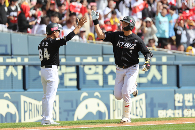 문상철 결승 투런…5위 kt, LG에 기선제압