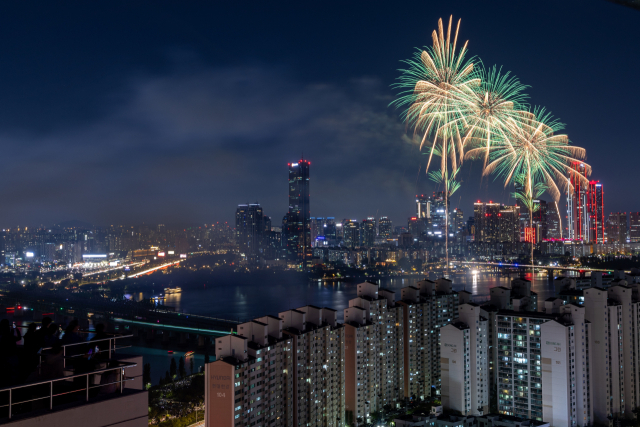 5일 서울 여의도 한강공원에서 열린 '2024 서울세계불꽃축제'에서 불꽃이 가을밤을 수놓고 있다. 연합뉴스