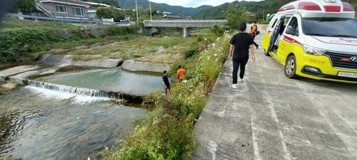 4m 옹벽 아래 추락한 80대 女…수십 분 만에 나타난 사람은 소방관 부부