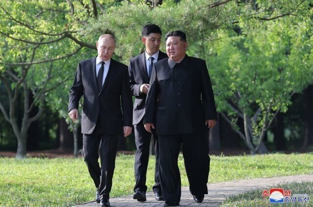 김정은 조선노동당 총비서 겸 국무위원장과 블라디미르 푸틴 러시아 대통령이 지난 6월 19일 평양 금수산영빈관에서 정상회담 도중 산책을 하고 있다. 조선중앙통신·연합뉴스