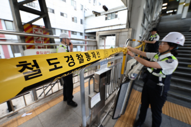 지난 8월 9일 사고가 발생한 서울 지하철 1호선 구로역 승강장에 통제선이 설치되고 있다. 연합뉴스