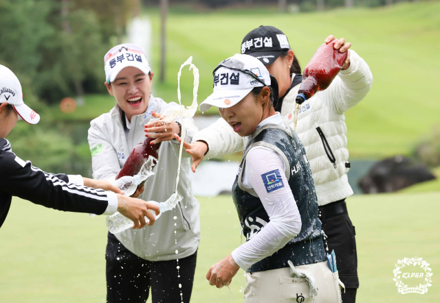 김수지가 6일 하이트진로 챔피언십에서 우승을 차지한 뒤 동료 선수들로부터 축하 맥주 세례를 받고 있다. 사진 제공=KLPGA